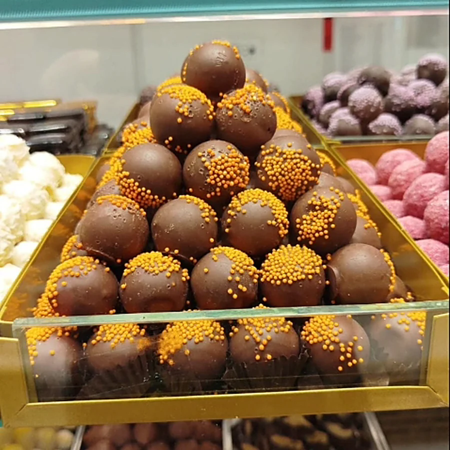Display case of ŞOKOLAND truffles in branded trays
